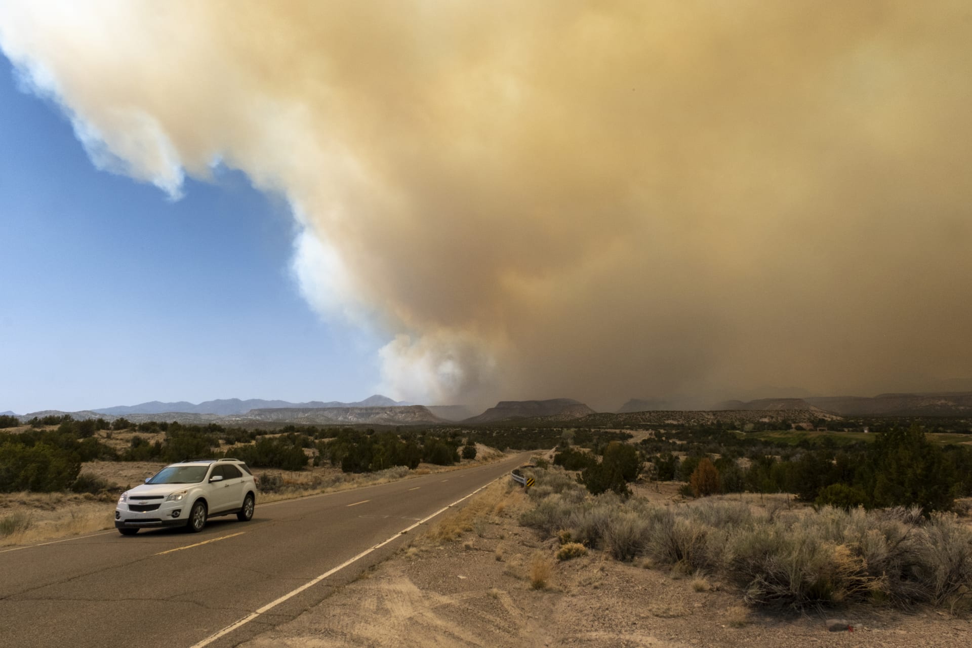 V americkém státě Nové Mexiko se vlivem silného větru rychle šíří lesní požáry.