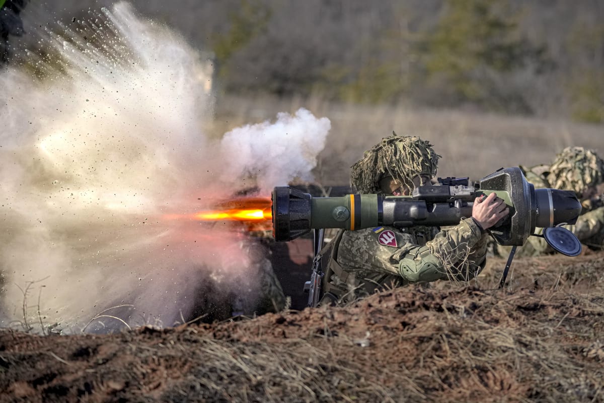 Ukrajinský voják v Doněcké oblasti střílí z protitankové zbraně NLAW.