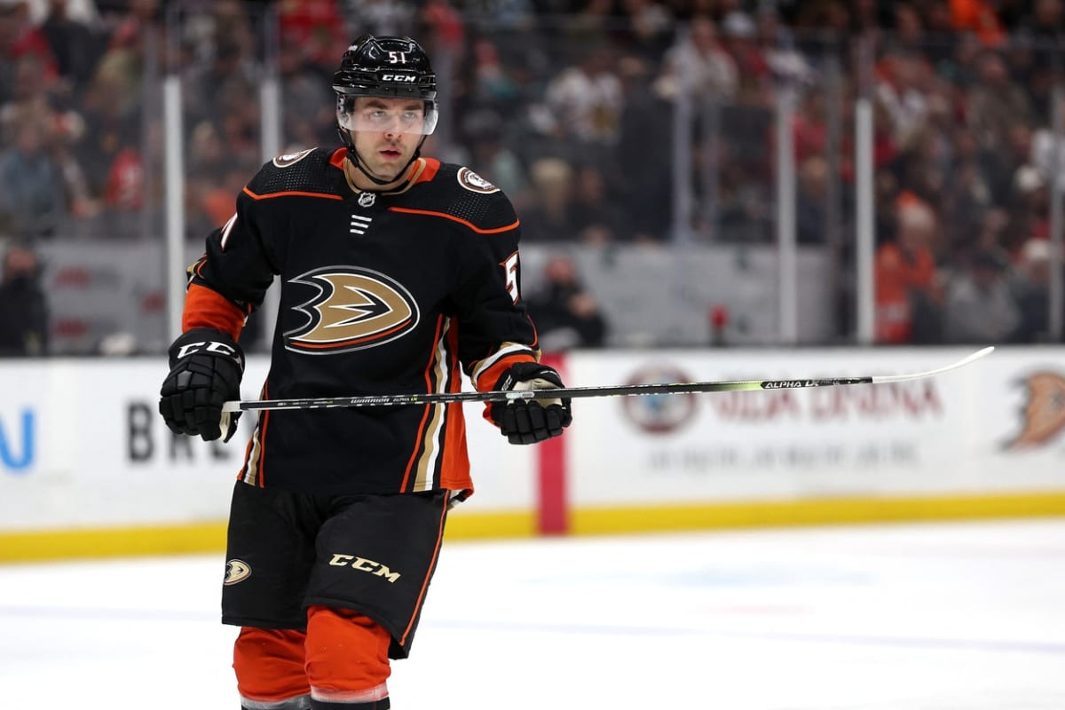 Dominik Simon se v průběhu sezony stěhoval do Anaheimu Ducks.