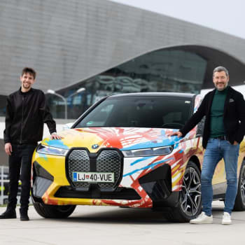 BMW iX v barevné kamufláži od slovinského designera Urbana Klinkona, vítěze soutěže BMW pro mladé umělce. Na snímku s šéfdesignerem BMW Domagojem Dukecem (vpravo).