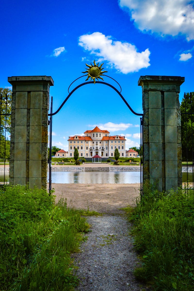 O zámku Liblice se někdy mluví jako o barokní perle a je chráněn jako kulturní památka. 