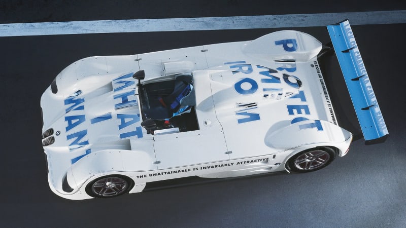 Závodní BMW V12 LMR z roku 1999 navrhla designérka Jenny Holzerová.