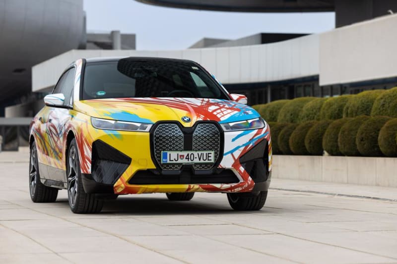 BMW iX v barevné kamufláži od slovinského designera Urbana Klinkona, vítěze soutěže BMW pro mladé umělce.