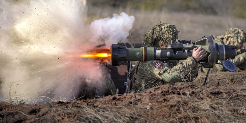 Ukrajinský voják v Doněcké oblasti střílí z protitankové zbraně NLAW.
