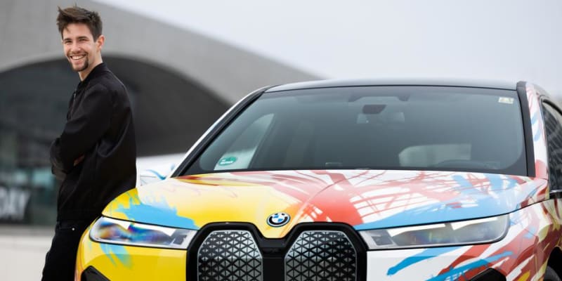 BMW iX v barevné kamufláži od slovinského designera Urbana Klinkona, vítěze soutěže BMW pro mladé umělce.