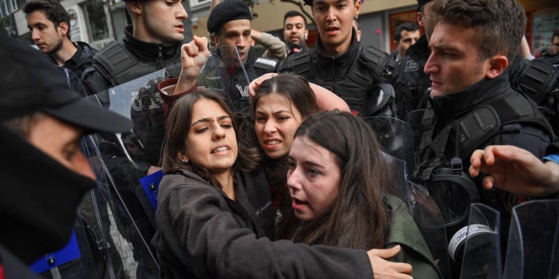 Při demonstracích v Turecku se 1. května i zatýkalo.