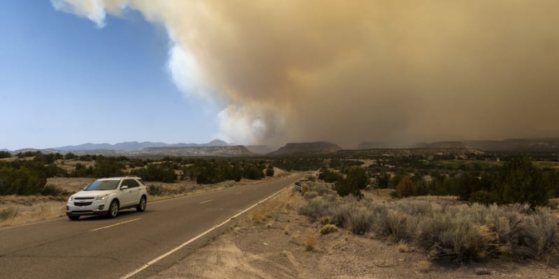 V americkém státě Nové Mexiko se vlivem silného větru rychle šíří lesní požáry.