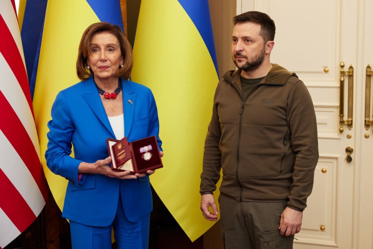 Nancy Pelosiová a Volodymyr Zelenskyj.