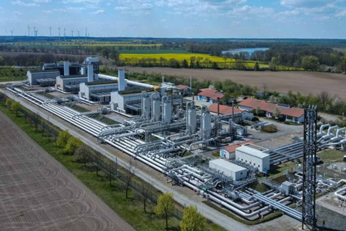 Kompresní stanice v německém městě Mallnow poblíž hranice s Polskem odebírá převážně ruský zemní plyn. Od svého zdroje k místu použití zemní plyn cestuje několik tisíc kilometrů v potrubí Yamal. Kompresní stanice jsou nezbytné pro udržení konstantního t...