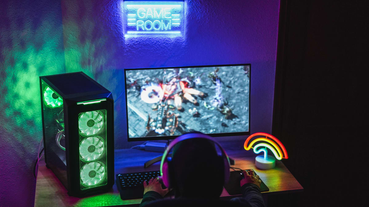 Chlapec hraje na svém herním počítači. Ilustrační snímek