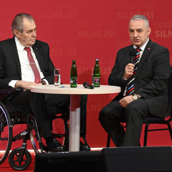 Prezident Miloš Zeman a šéf ČMKOS na závěrečném dni osmého sjezdu 
