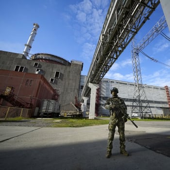 Ruský voják v areálu Záporožské jaderné elektrárny, terá zůstává pod ruskou kontrolou (1. 5.)