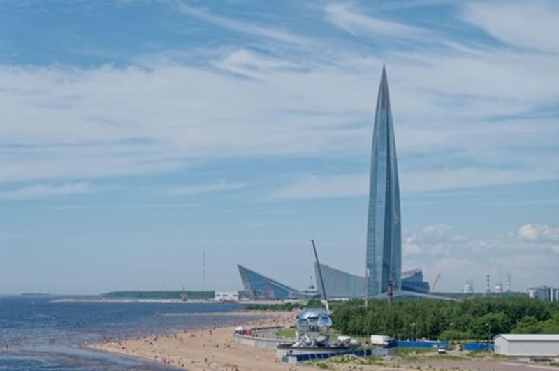 Sídlo společnosti Gazprom na pláži v ruském Petrohradě