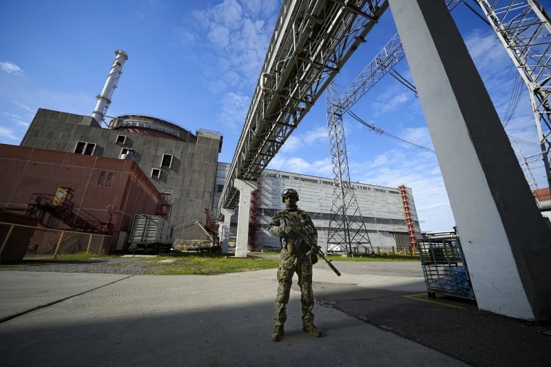 Ruský voják v areálu Záporožské jaderné elektrárny, která zůstává pod ruskou kontrolou (1. května 2022)