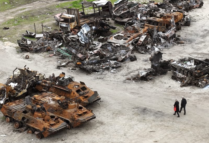 Ukrajinci v Irpini odklízejí zničenou ruskou těžkou techniku. (30. dubna)