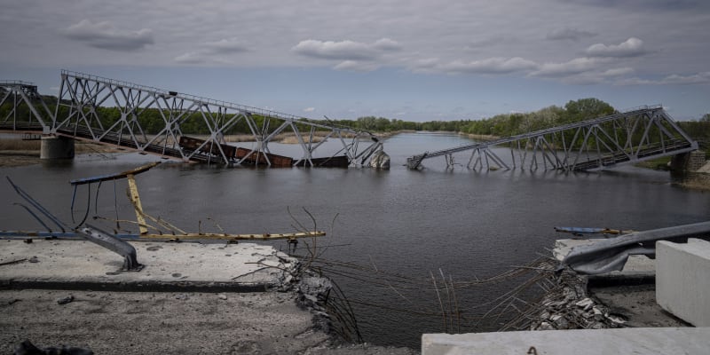 Zničený železniční most přes řeku Severní Doněc poblíž obce Rajgorodka v Doněcké oblasti