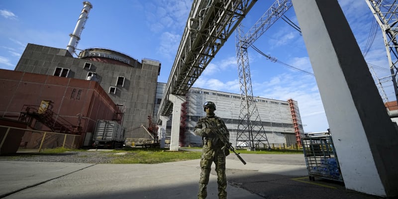 Ruský voják v areálu Záporožské jaderné elektrárny, která zůstává pod ruskou kontrolou (1. května 2022)