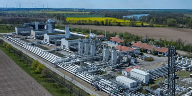 Kompresní stanice v německém městě Mallnow poblíž hranice s Polskem odebírá převážně ruský zemní plyn. Od svého zdroje k místu použití zemní plyn cestuje několik tisíc kilometrů v potrubí Yamal. Kompresní stanice jsou nezbytné pro udržení konstantního t...