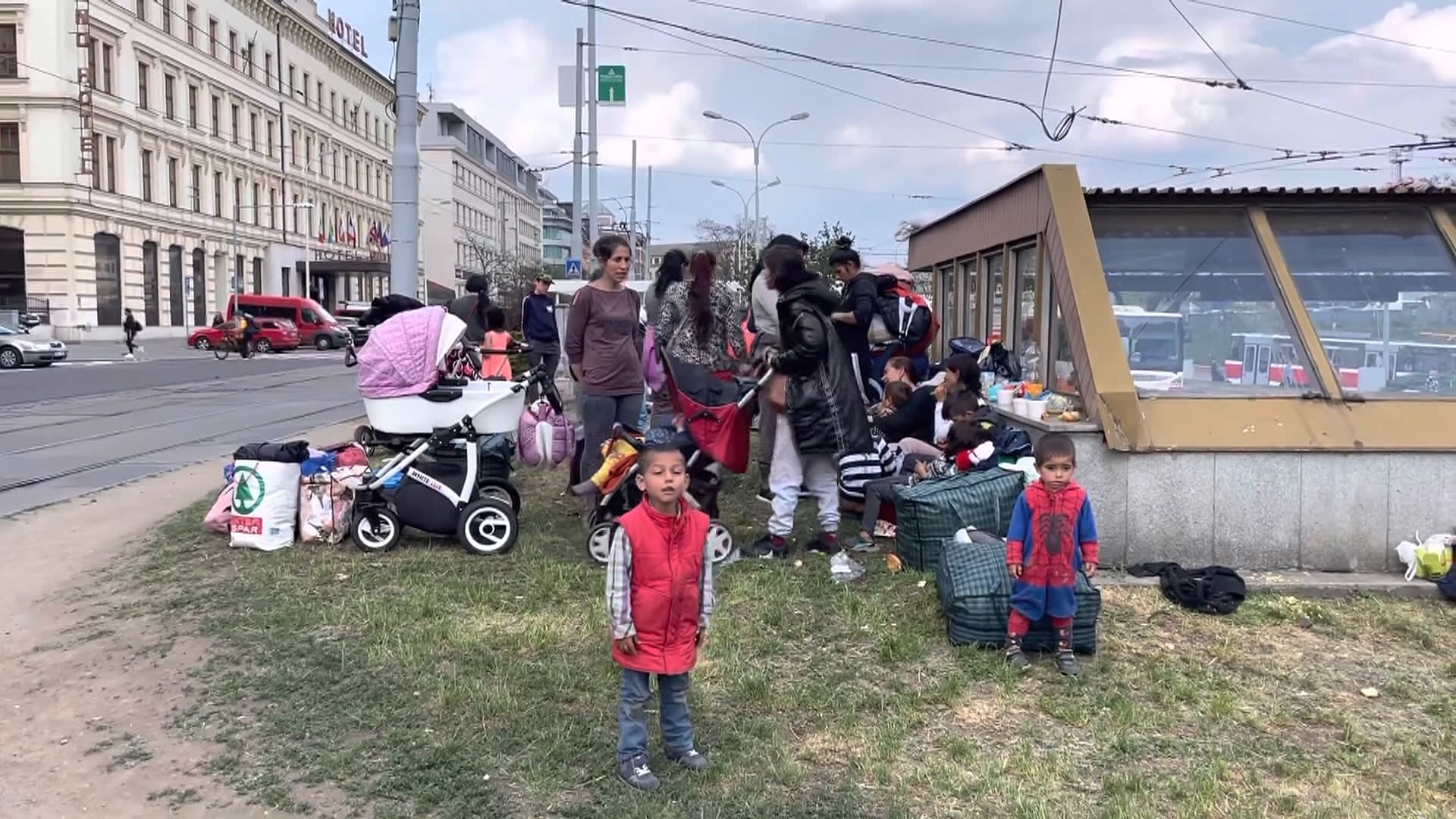 Desítky ukrajinských uprchlíků obsadily okolí hlavního nádraží v Brně.