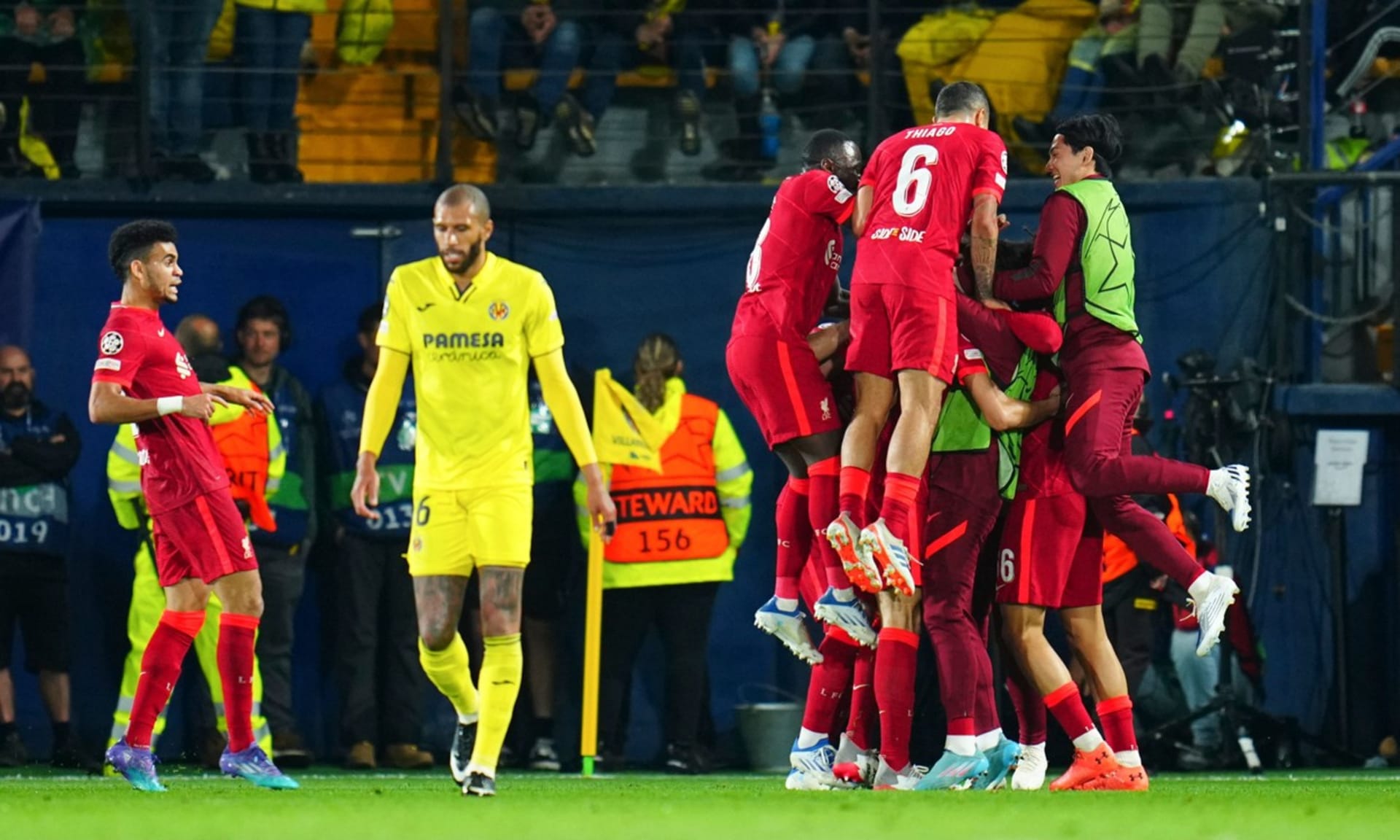 Hráči Liverpoolu slaví branku Fabinha, kterou snížili na stadionu Villarrealu na 1:2. 