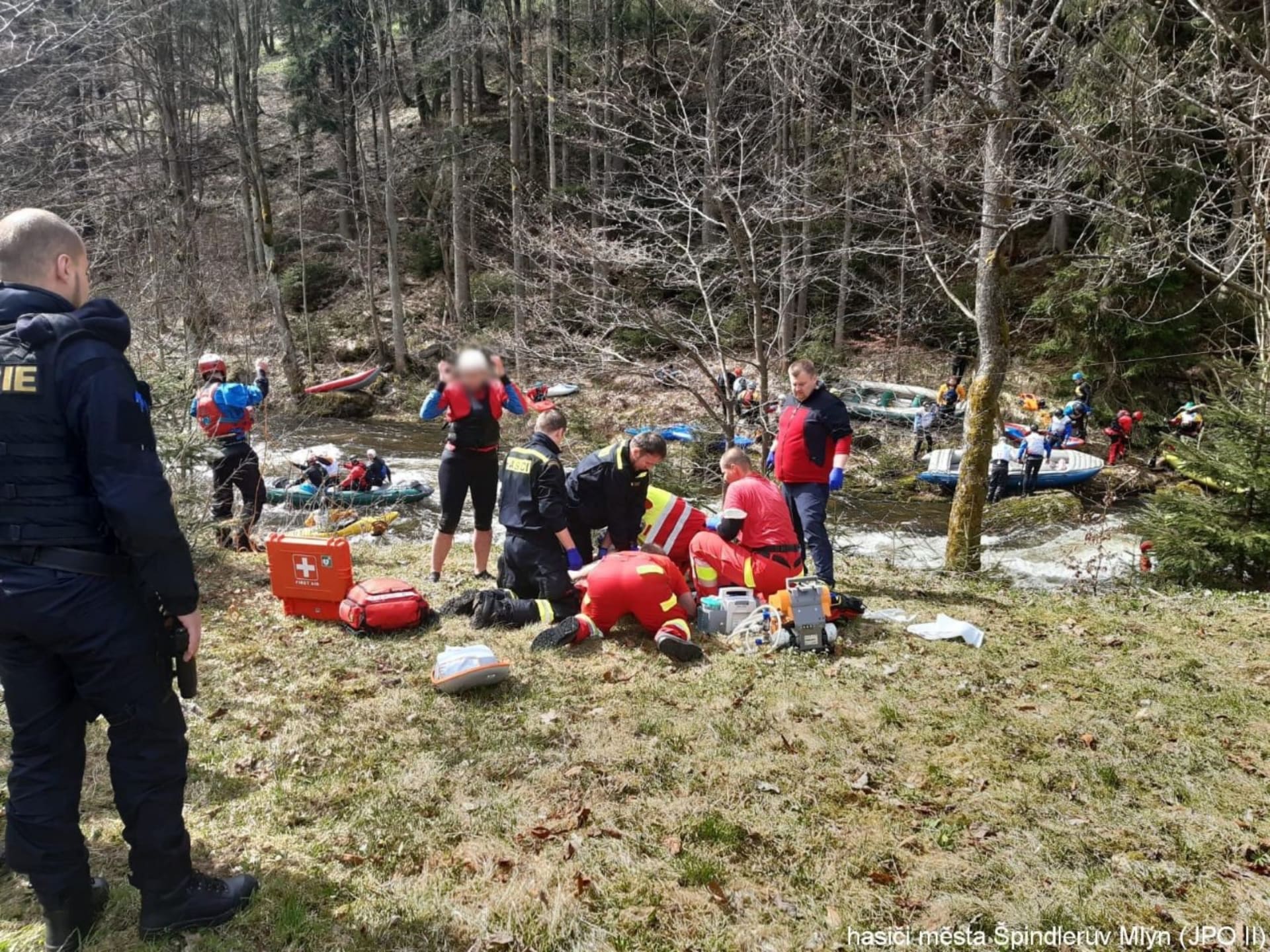 Při víkendovém sjíždění Labe v Krkonoších zemřel jeden z vodáků. 