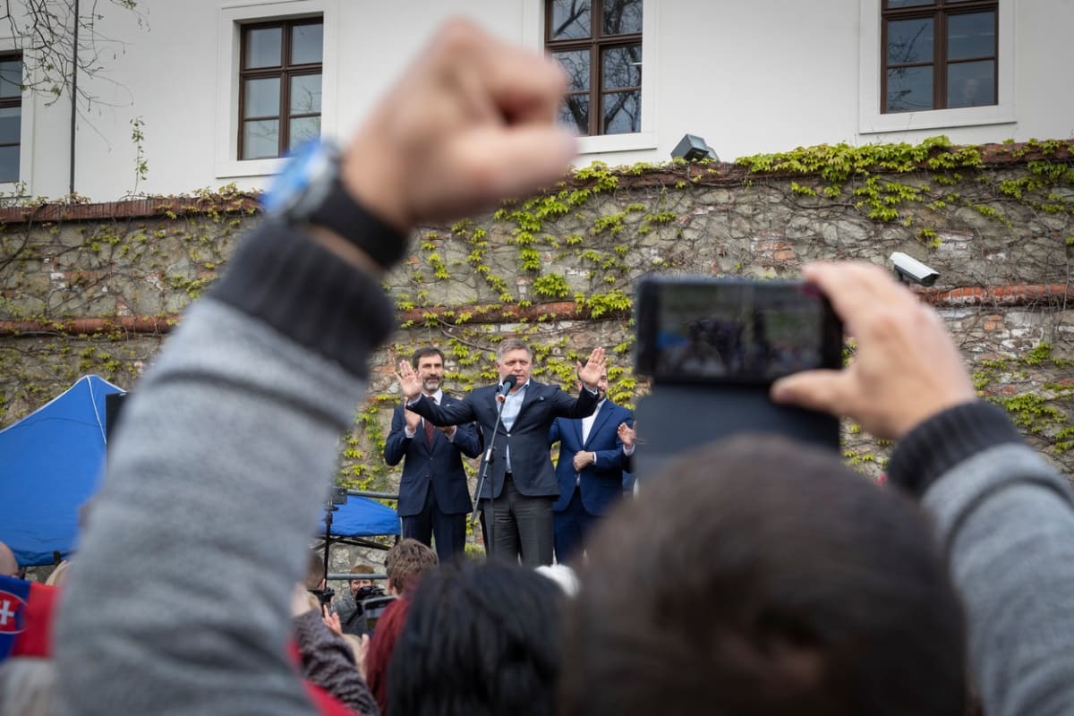 Slovenský expremiér Robert Fico mobilizuje své voliče na demonstracích.