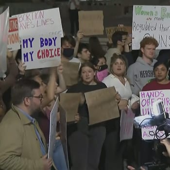 Proti zrušení práva na potrat demonstrovaly před Nejvyšším soudem ve Washingtonu desítky lidí.