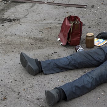 Tělo civilisty na zastávce autobusu v Mariupolu (16. 4.)