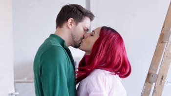Exkluzivní ukázky: Lady X už neskrývá zájem, Petra nečekaně políbí