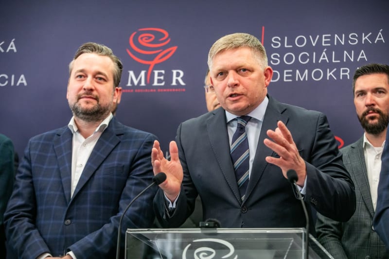 Slovenský expremiér Robert Fico (uprostřed) v posledních měsících velmi často využívá svého stranického místopředsedu L'uboše Blahu (vlevo), který rovněž vzbuzuje silné kontroverze.