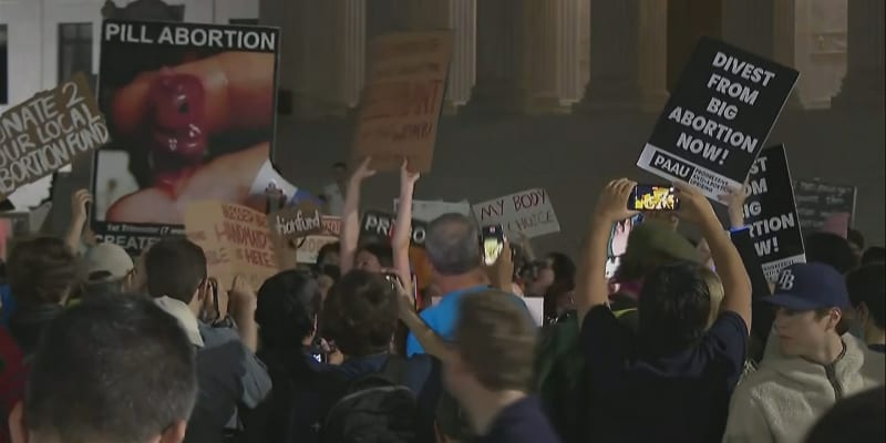Proti zrušení práva na potrat demonstrovaly před Nejvyšším soudem ve Washingtonu desítky lidí.