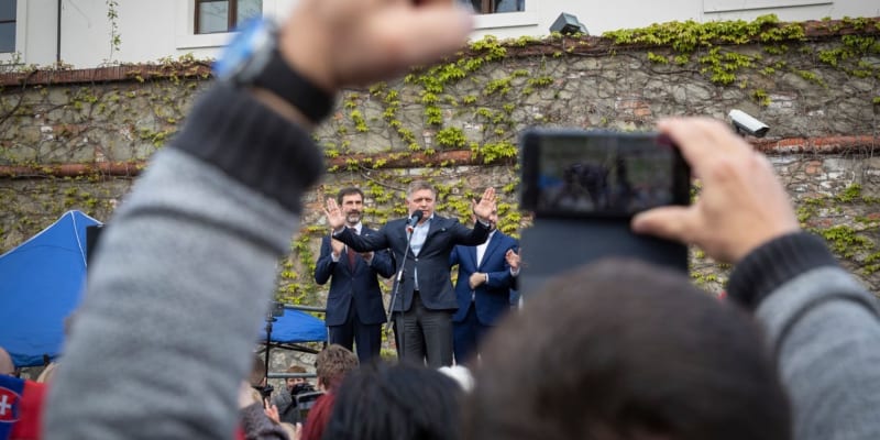 Slovenský expremiér Robert Fico mobilizuje své voliče na demonstracích.