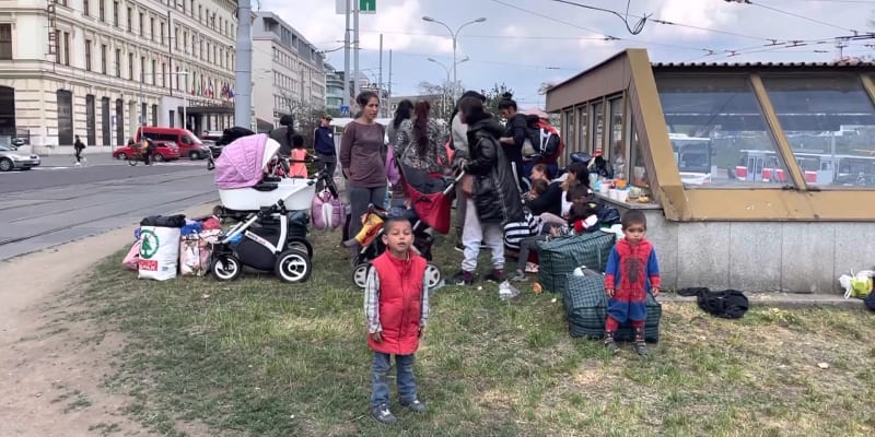 Desítky ukrajinských uprchlíků obsadily okolí hlavního nádraží v Brně.