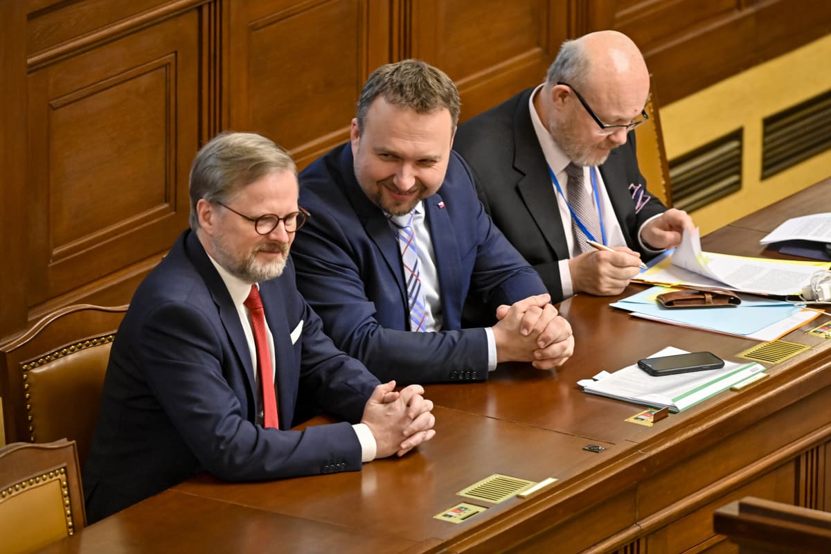Zleva: premiér Petr Fiala, Marian Jurečka, Vlastimil Válek