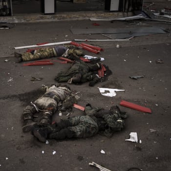 Ukrajinci u Charkova naskládali mrtvá těla ruských vojáků do tvaru písmene Z. (2. května)