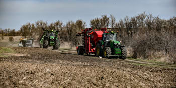 Rusové ukradli na Ukrajině traktory za miliony. Pak ale zjistili, že je nemohou používat