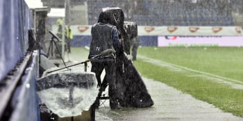 Finále fotbalového poháru zhatil déšť. Slovácko a Sparta čekají na náhradní termín