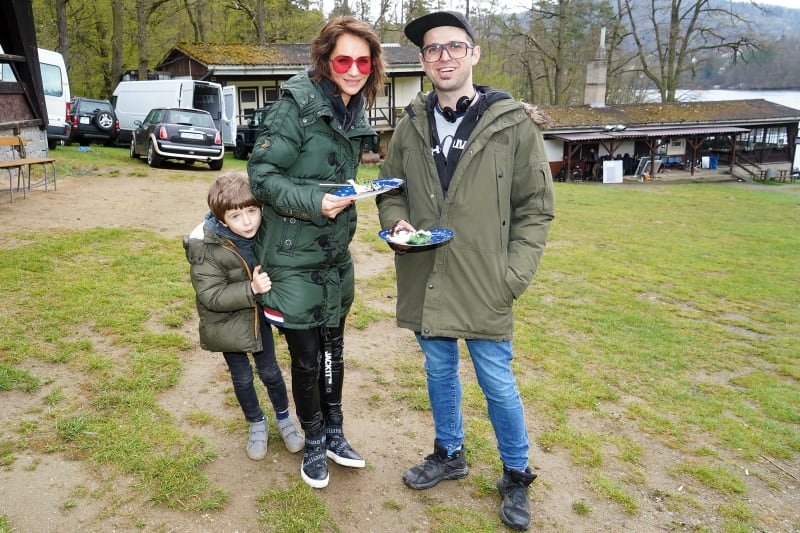 Sandra Nováková s rodinou při natáčení.