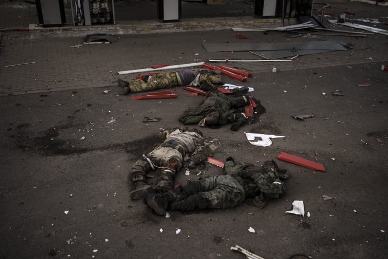 Ukrajinci u Charkova zřejmě naskládali mrtvá těla ruských vojáků do tvaru písmene Z.