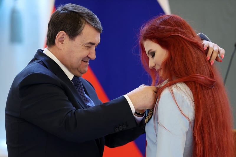 Trusovová dostala vyznamenání z rukou Putinova poradce Igora Levitina.