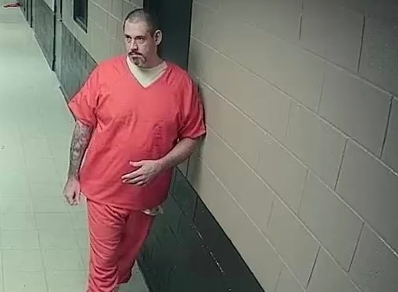 Casey White uprchl z vězení v pátek 29. dubna. Policie po něm pátrá.