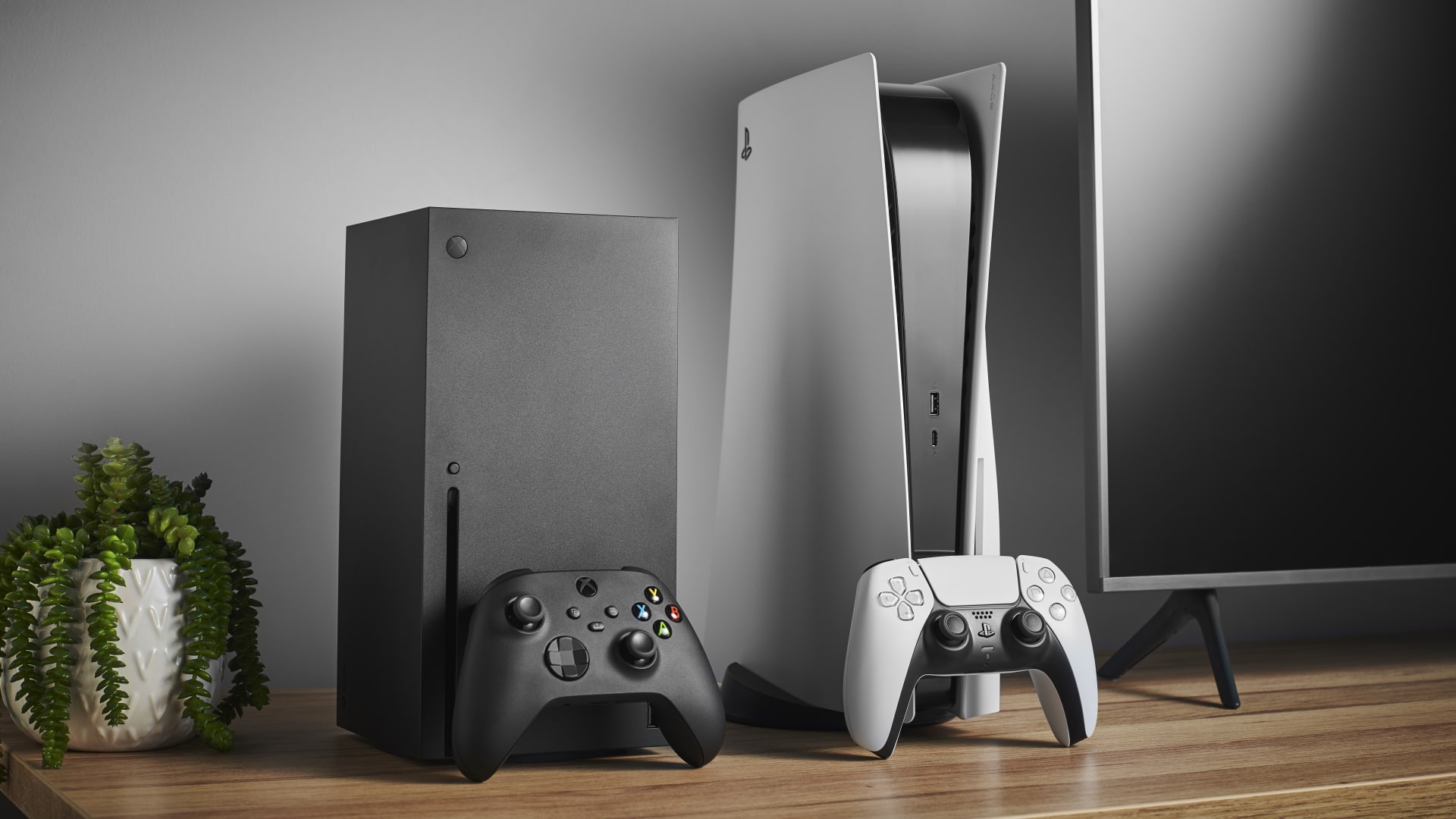 Herní konzole Xbox Series X (nalevo) a PlayStation 5 (napravo)
