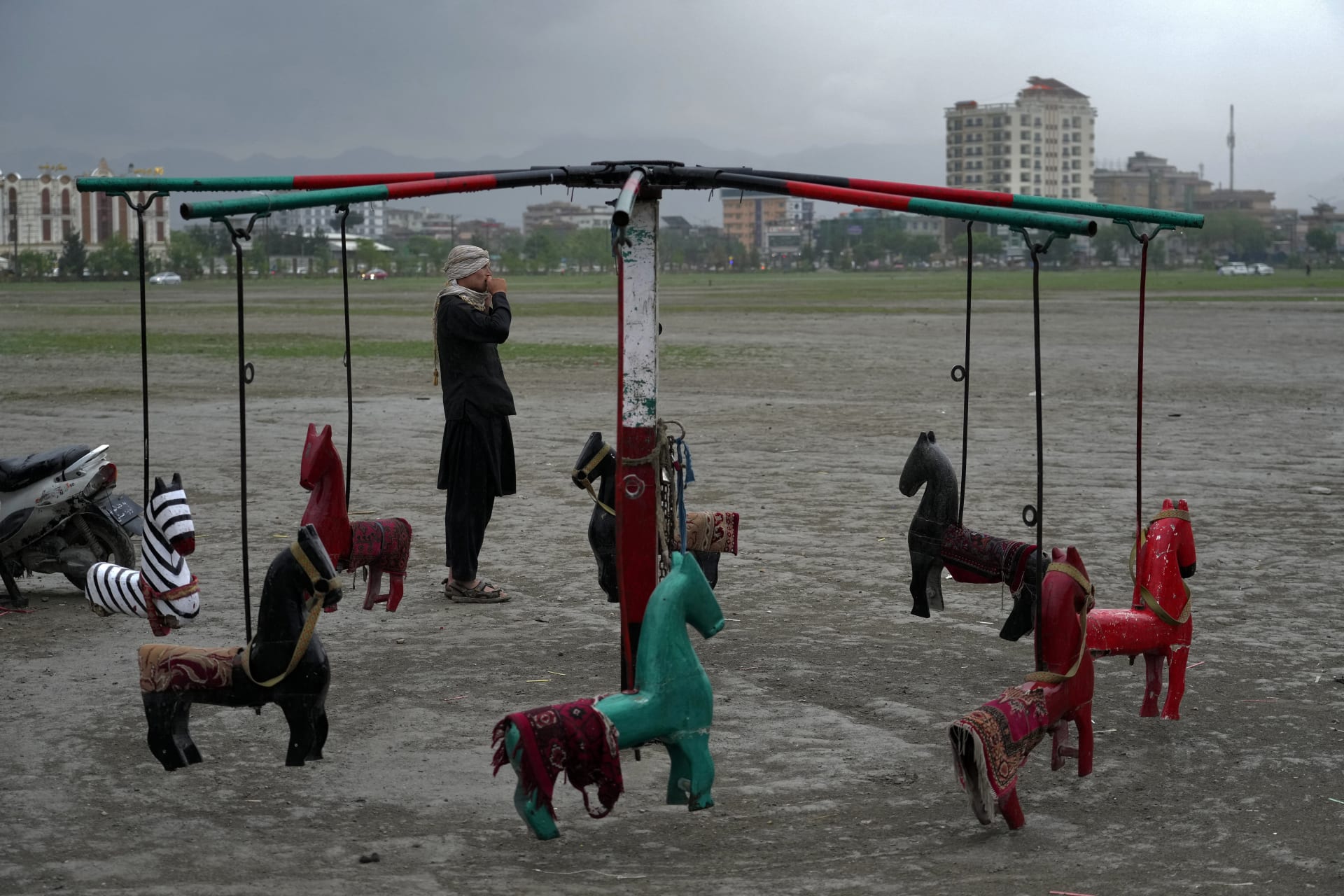 Kolotoč v afghánském Kábulu stojí kvůli dešti nevyužitý, úterý 3. května 2022. 