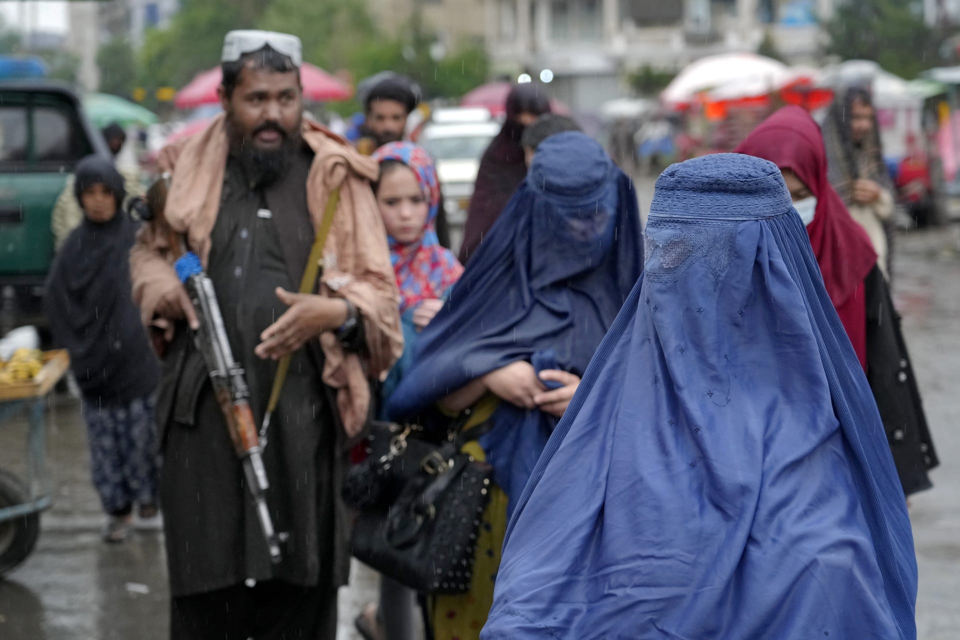 Nejméně 22 lidí zahynulo a 40 dalších utrpělo zranění při záplavách, které postihly více než desítku afghánských provincií.