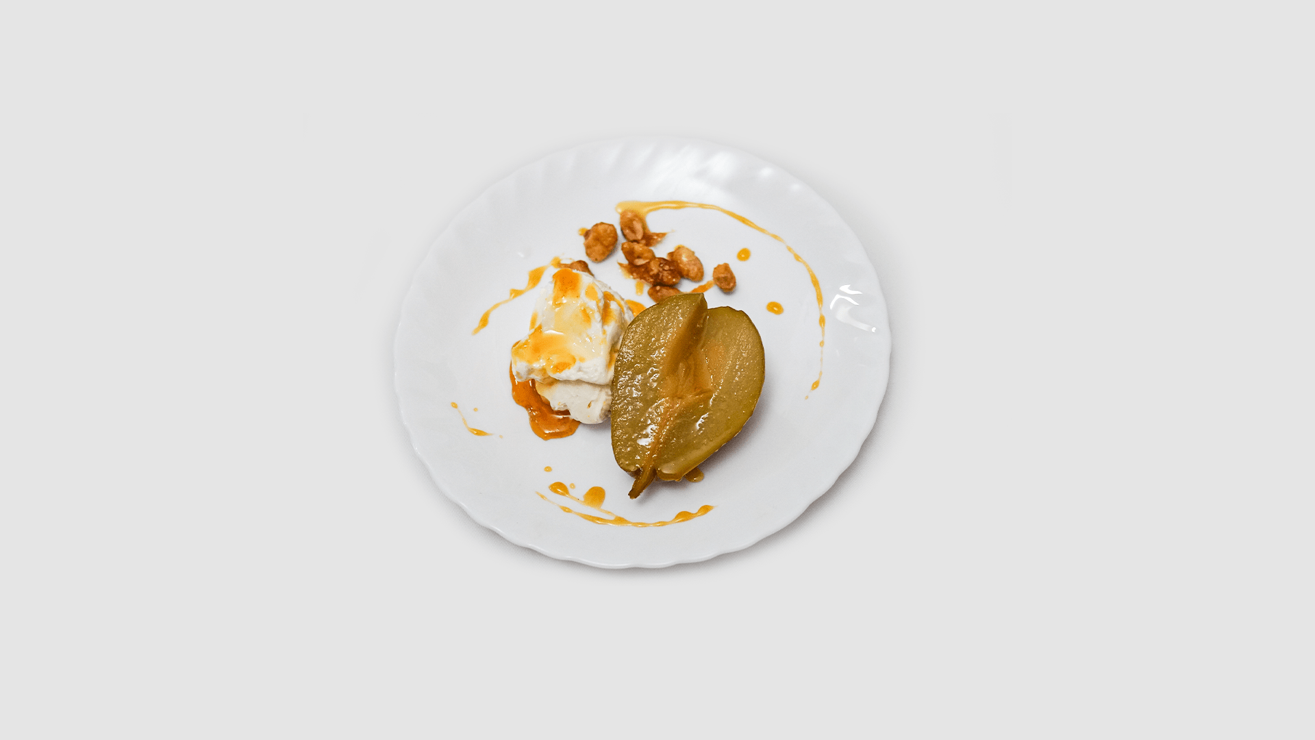 Pošírovaná hruška s mascarpone a ořechy v karamelu 