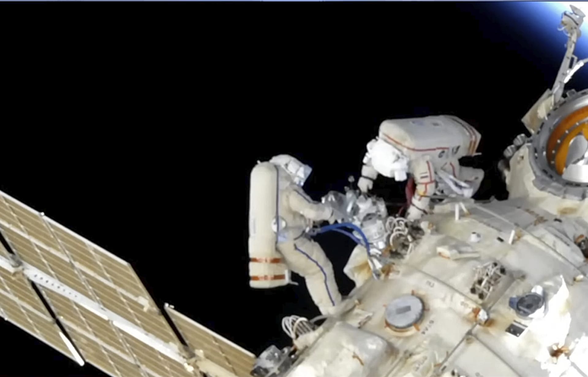 Ruský astronaut Oleg Artěmjev a jeho kolega instalovali na ISS robotické rameno. Artěmjev je po odletu Američanů velitelem stanice.