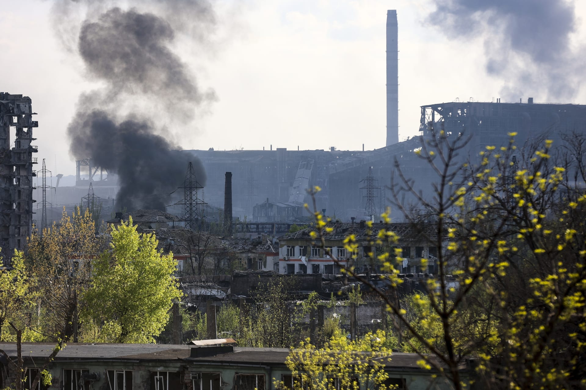 Ačkoliv Rusové popírají útoky na Azovstal, během středy stoupal z areálu oceláren hustý dým
