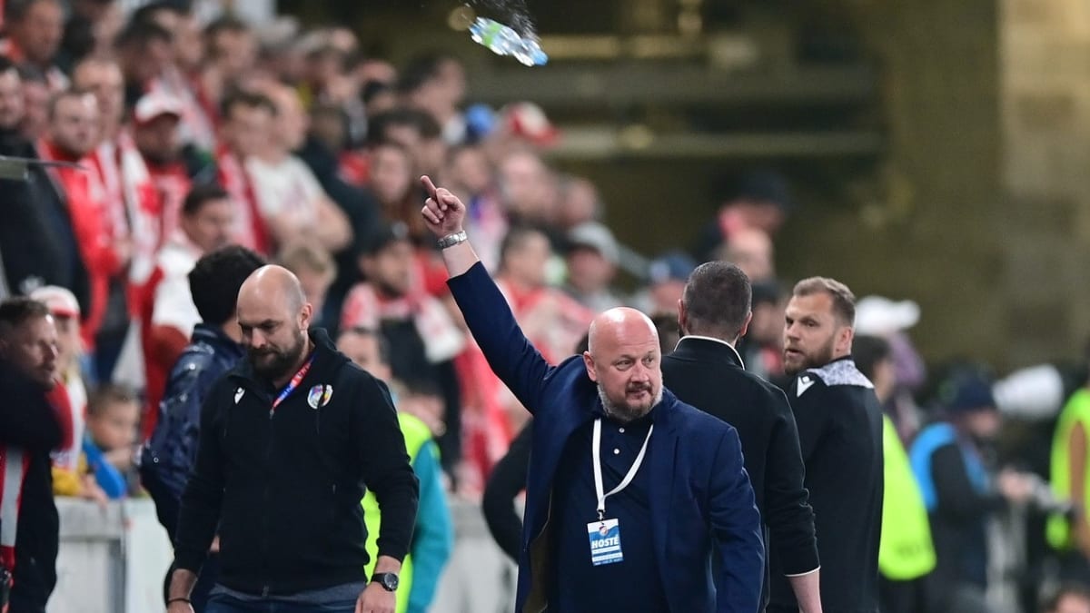 Majitel a generální manažer Viktorie Plzeň Adolf Šádek ukázal v závěru vyhroceného ligového šlágru slávistickým fanouškům vztyčený prostředníček.
