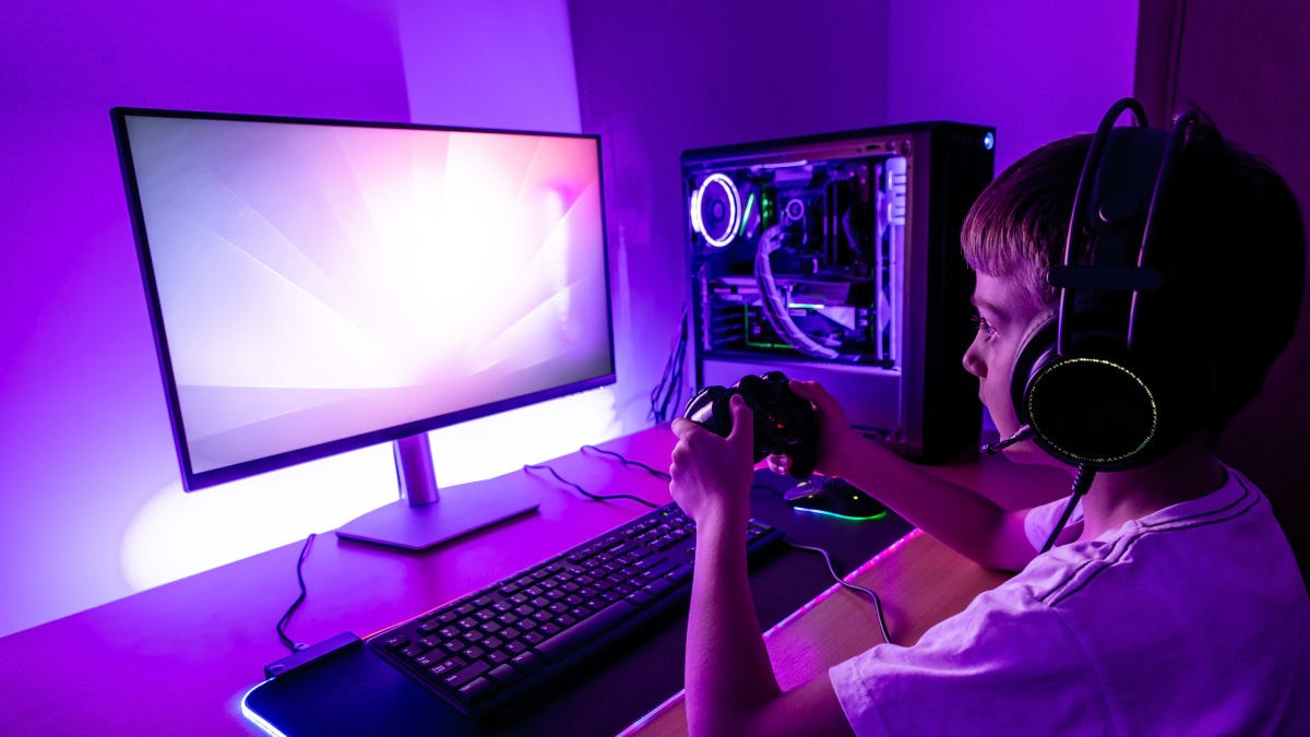 Chlapec hraje na herním počítači, ilustrační snímek