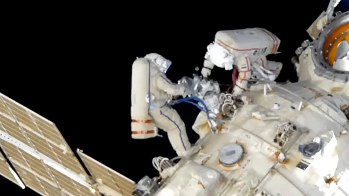 Ruský astronaut Oleg Artěmjev a jeho kolega instalovali na ISS robotické rameno. Artěmjev je po odletu Američanů velitelem stanice.